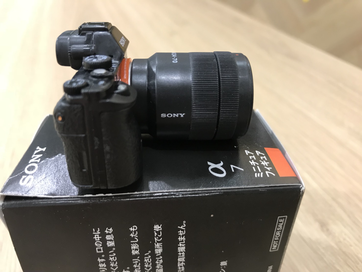 編集部に激レア SONY α7 ミニチュアフィギュアがやってきた！｜Camoor