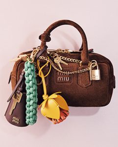 加藤史帆×MIU MIU】憧れバッグの新色やローファーなど♡秋の新作小物を