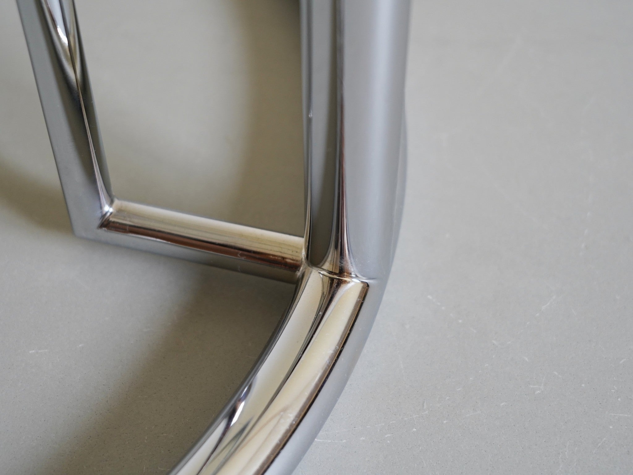 アイリーン・グレイ E1027 アジャスタブルテーブル クラシコン