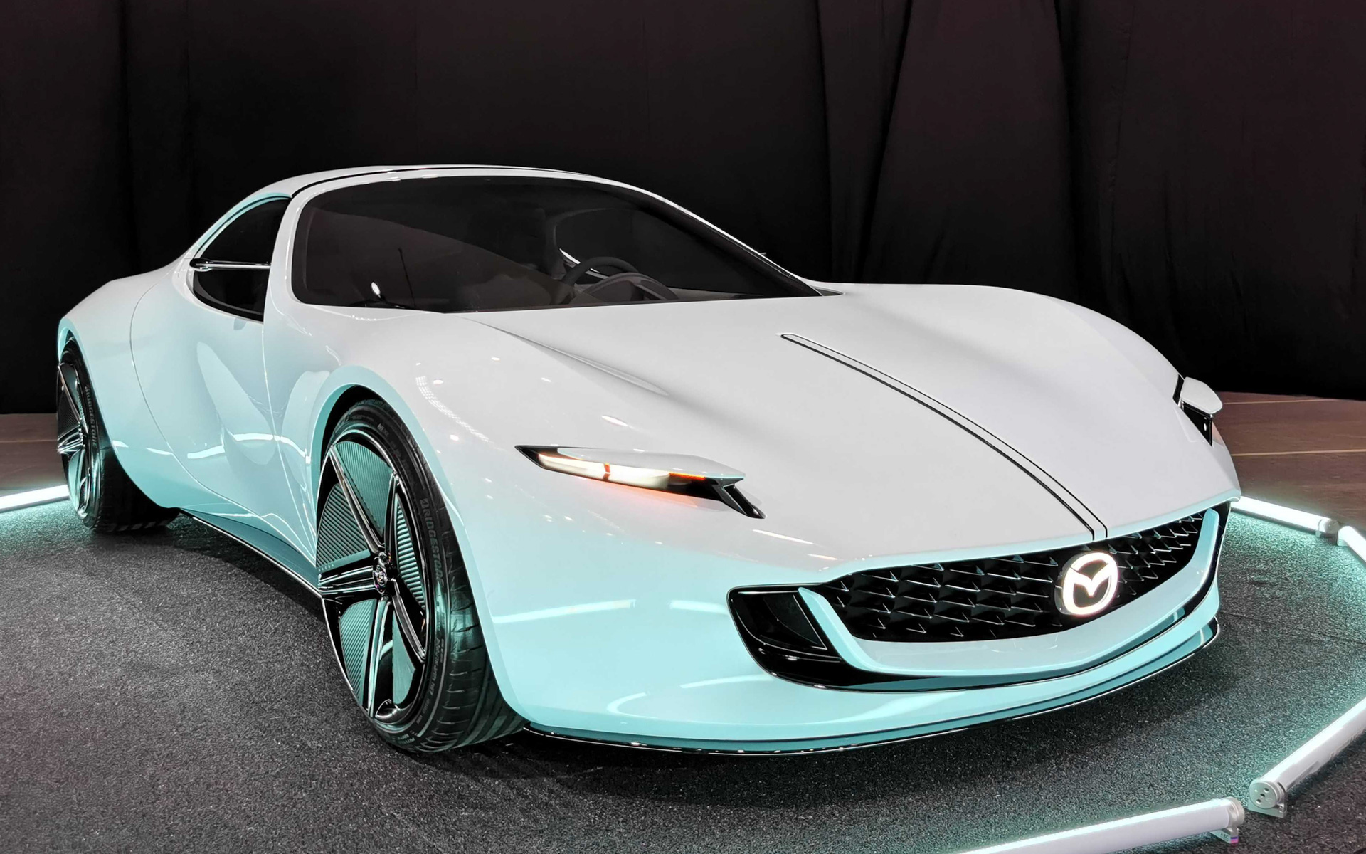 マツダ、2024年度新入社員に白い「アイコニック SP」を公開 - Car Watch