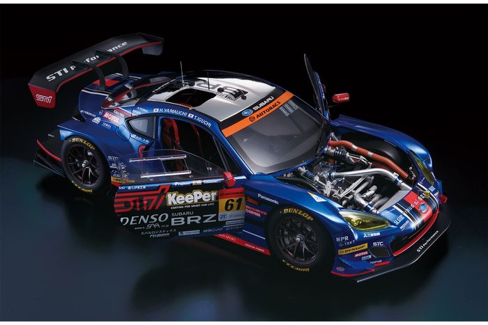 2021年のGT300チャンピオンマシンが”大迫力”の1/8スケールで登場