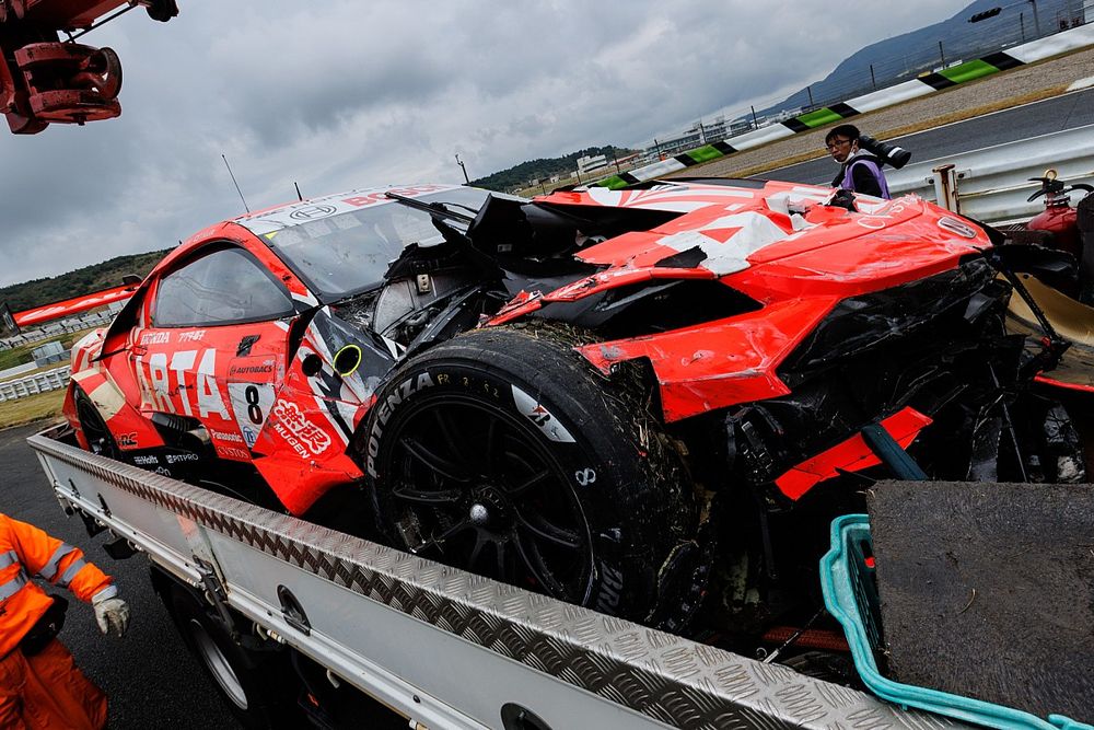 前戦ウイナーが練習走行で痛恨のクラッシュ……8号車ARTA、懸命の修復で