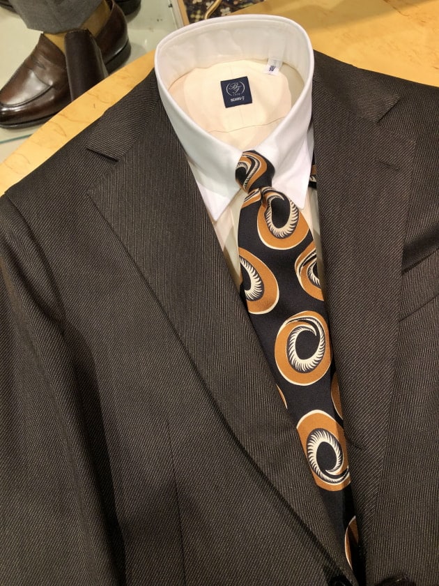 De Petrillo」大人のブラウンスーツはキャバルリーツイルで