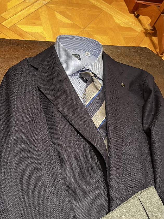 春に新調したいNAVYホップサックジャケット。〈TAGLIATORE〉と告知