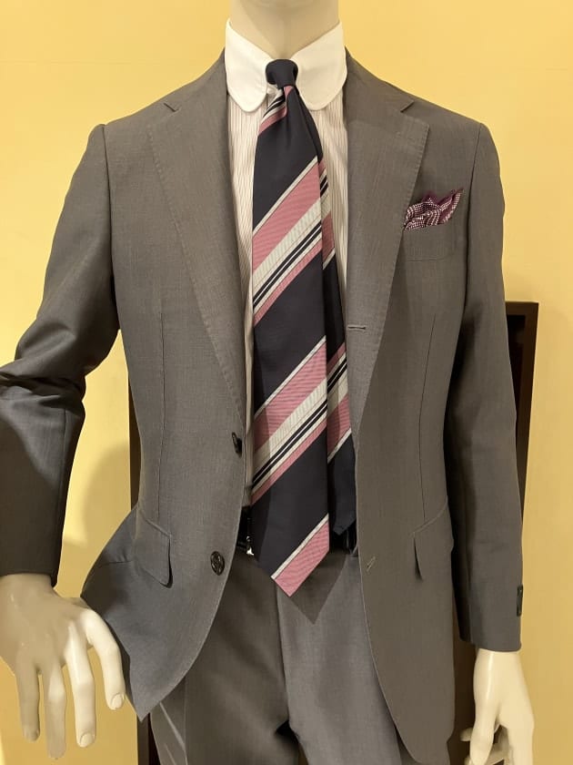 招きン』~ベージュ&グレーに合うピンク~｜ビームス ハウス メン 神戸