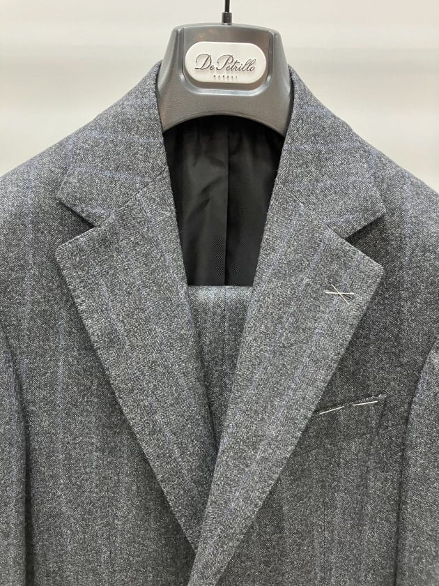 De Petrillo〉2024秋冬に注目したいストライプスーツの新作を