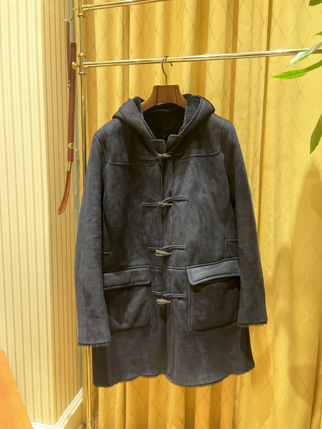 ALTACRUNA（アルタクルーナ）〉のスエードムートンダッフルコート