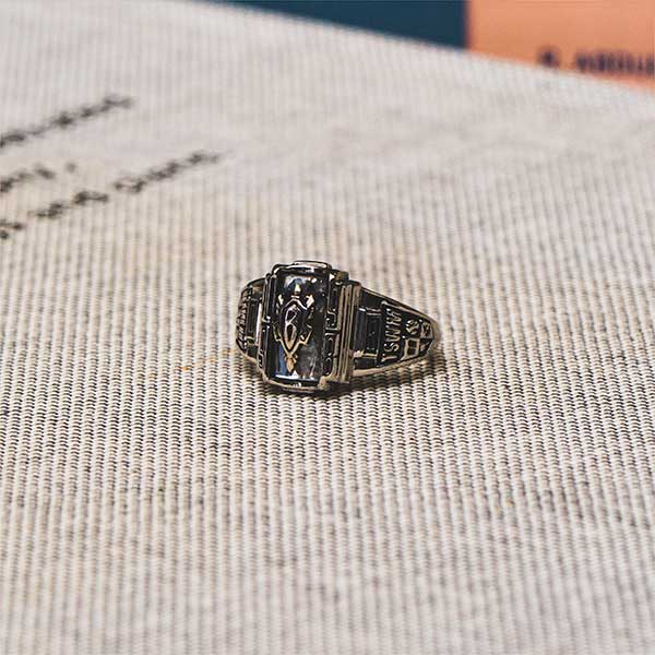 BEAMS BOY〉25周年を記念して、〈Jostens©〉別注カレッジリングの販売