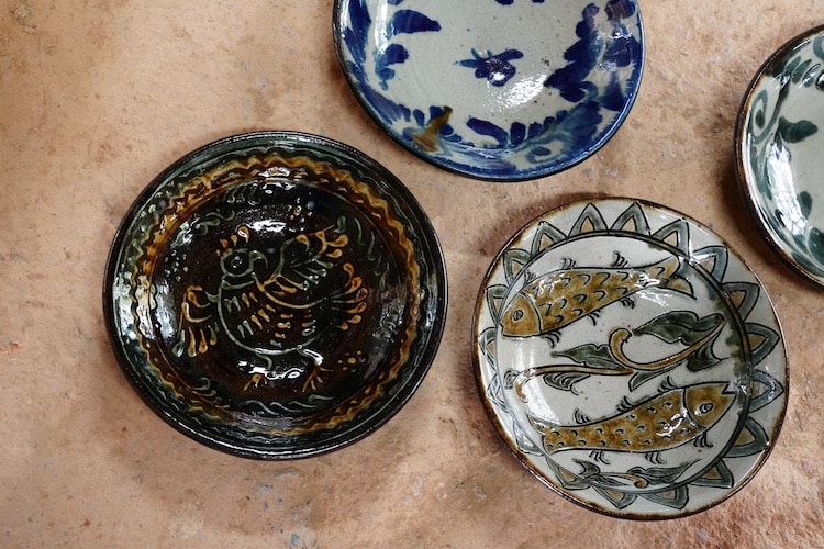 伝統的な沖縄陶器である“やちむん”をはじめ、紅型作品やガラス製品