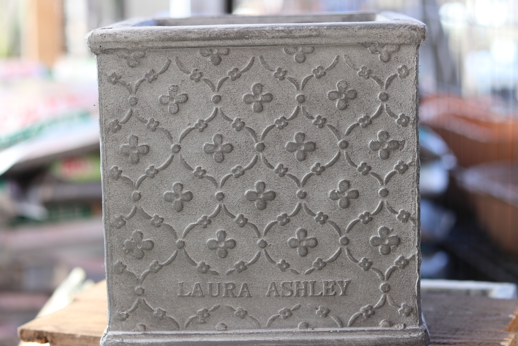 LAURA ASHLEY ローラ アシュレイ ファイバー鉢入りました♪ - GP-Yamacho