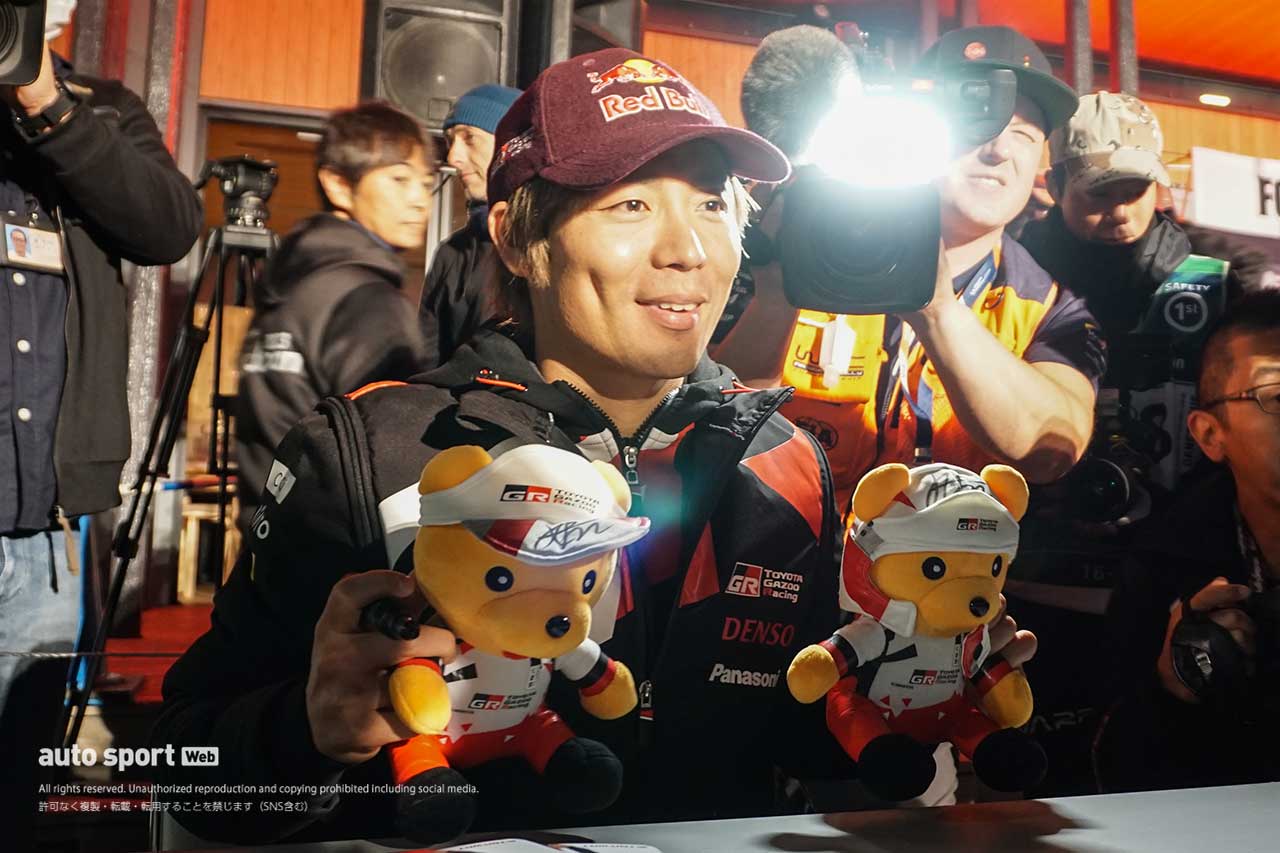 ラリージャパン2023開幕前夜、WRCトップドライバー勢ぞろいの駅前