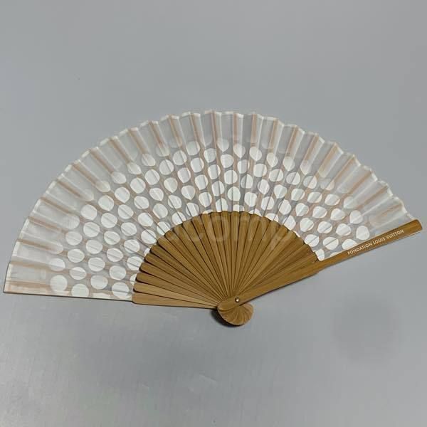 即発送】パリ限定！FONDATION LOUIS VUITTON ドット 扇子 (Fondation