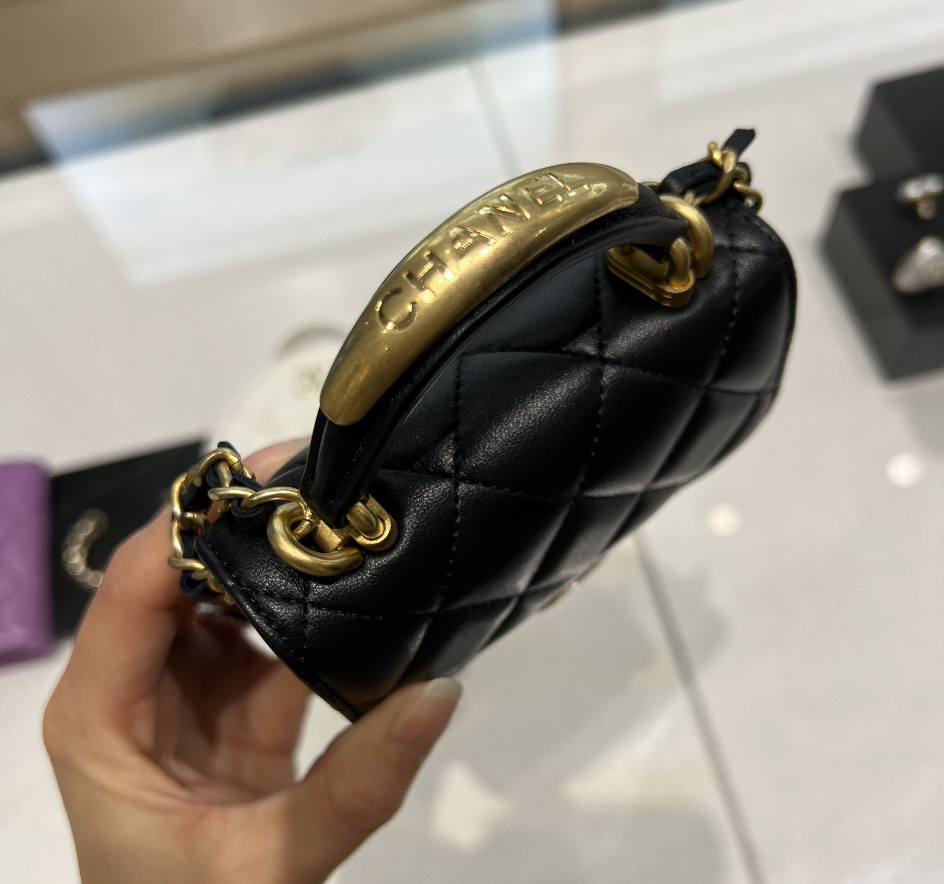新作CHANEL☆黒トップハンドル シャネルチェーンウォレット直営