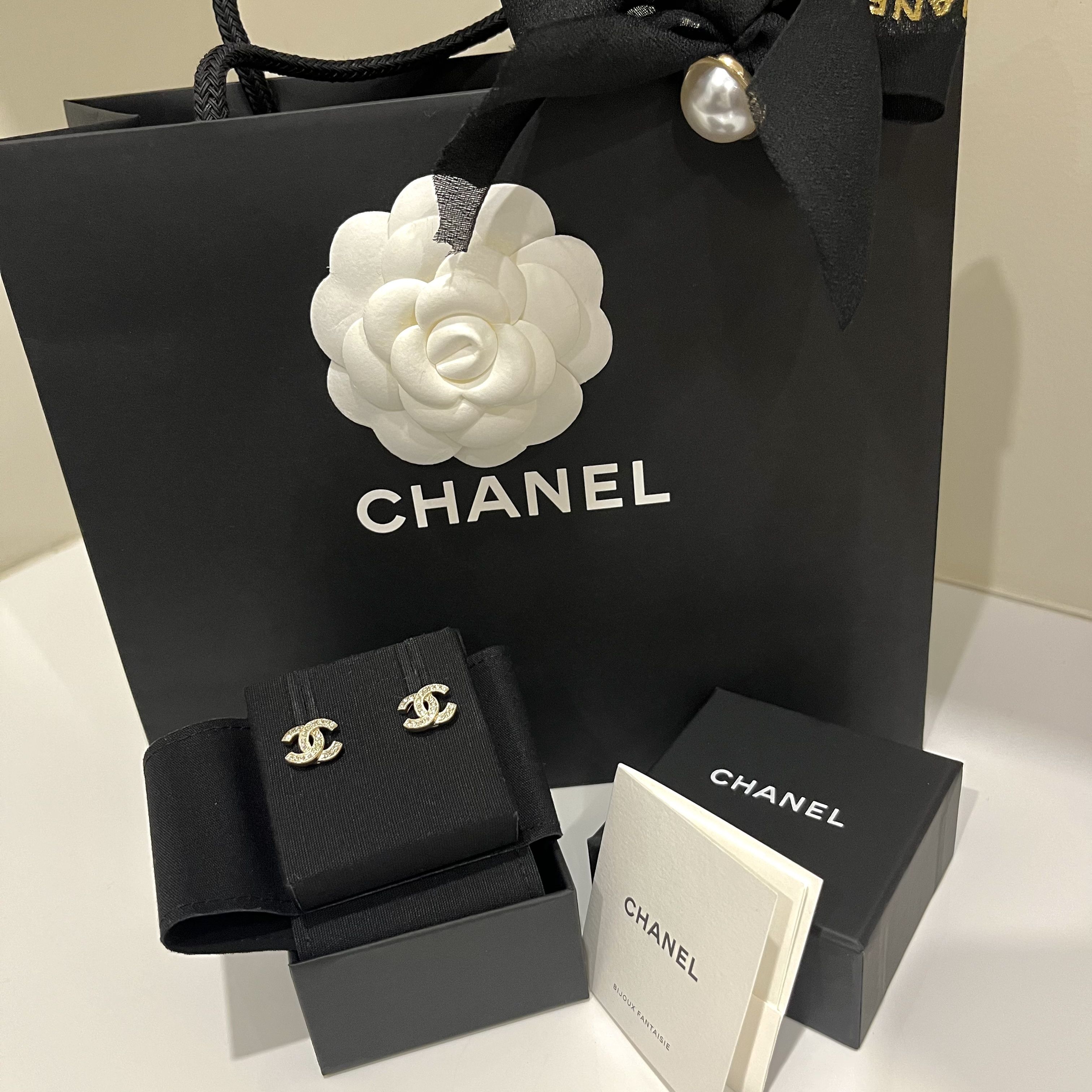 定番人気【CHANEL】CCマーク クラシック ロゴクリスタルピアス (CHANEL