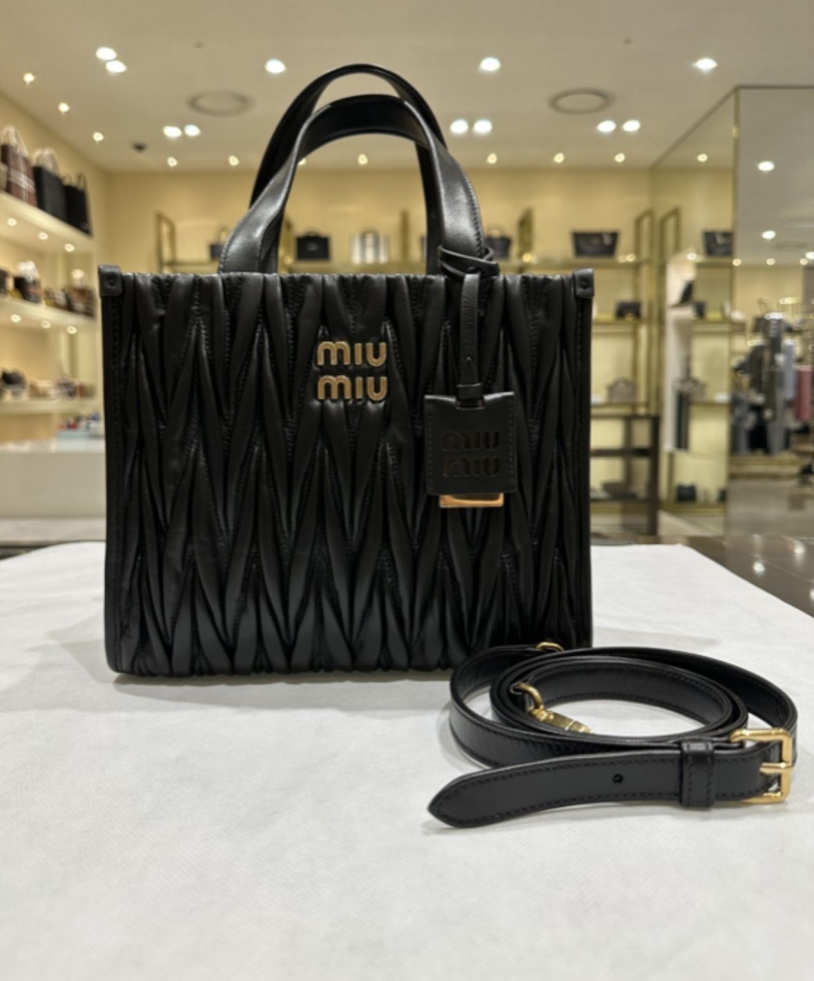 関税込み】 ☆MiuMiu☆ マテラッセ レザー トートバッグ (MiuMiu