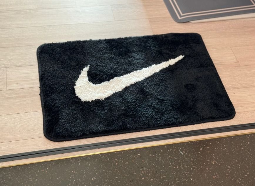 ☆韓国の人気☆【NIKE】☆Nike Swoosh Rug Black White☆ (Nike/ラグ