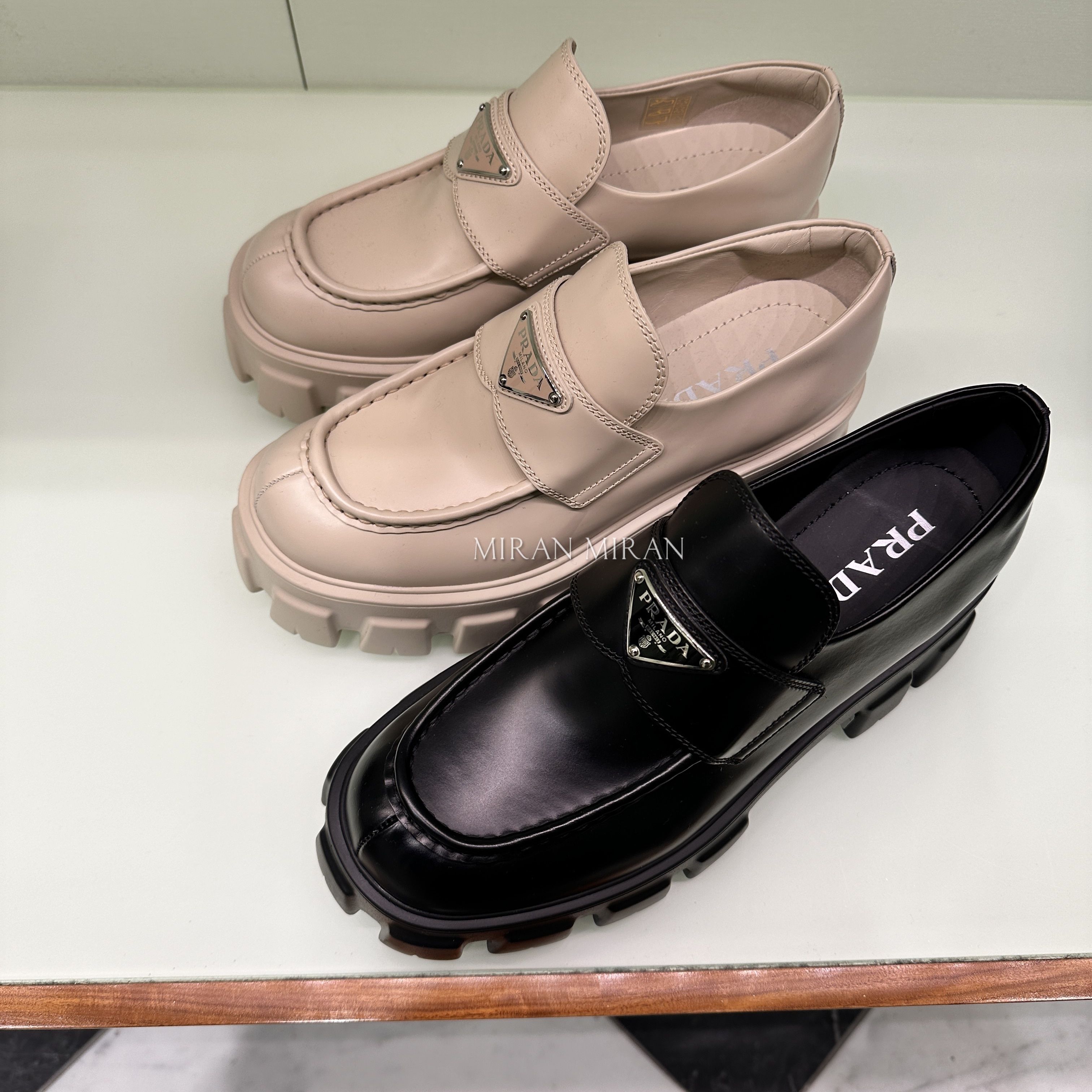 PRADA】プラダ モノリス ブラッシュドレザー ローファー (PRADA