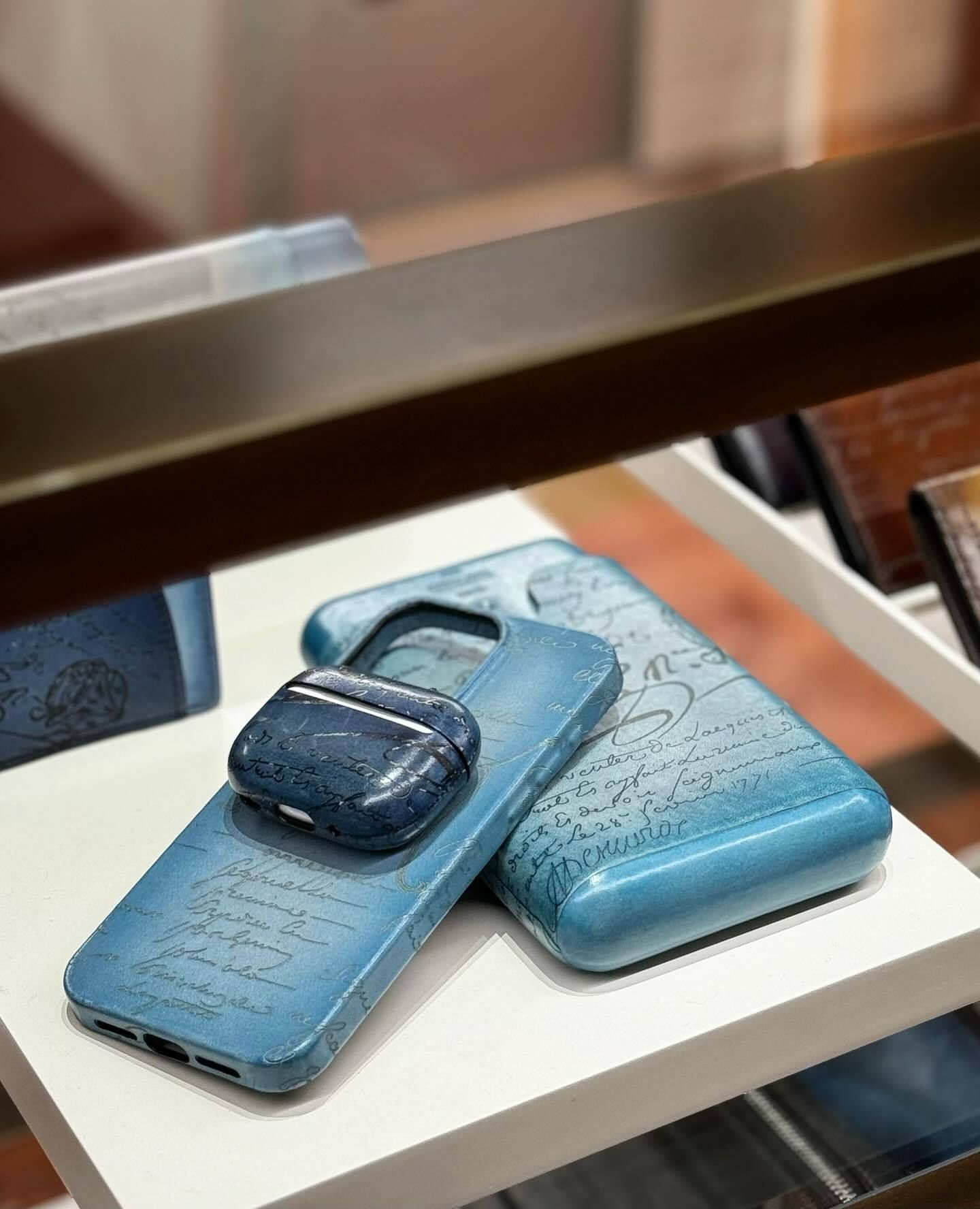 BERLUTI】スクリットレザー iPhone 15 Pro Maxケース (Berluti/iPhone