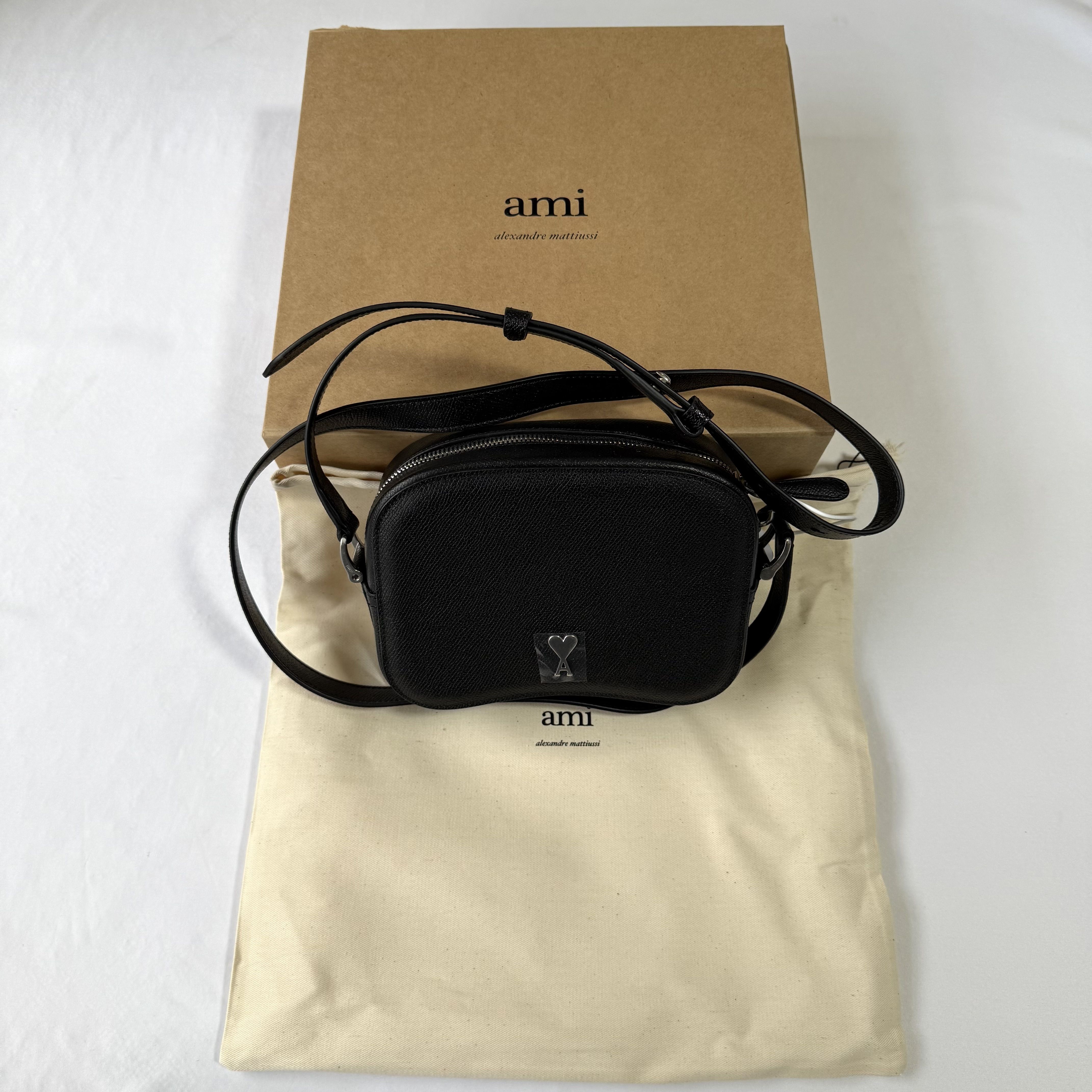 関税込 Ami Paris アミパリス PARIS PARIS レザー カメラバッグ (AMI