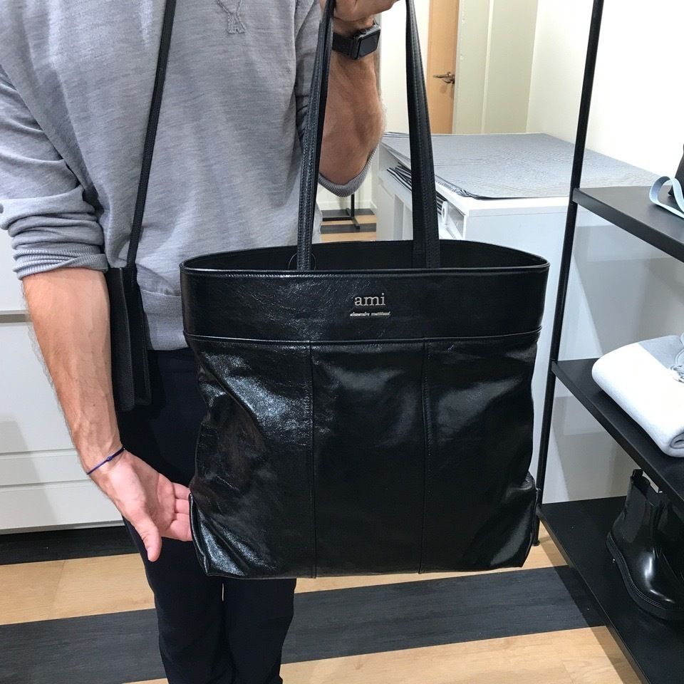 パリ発【AMI PARIS（アミ パリス）】レザートートバッグ (AMI PARIS
