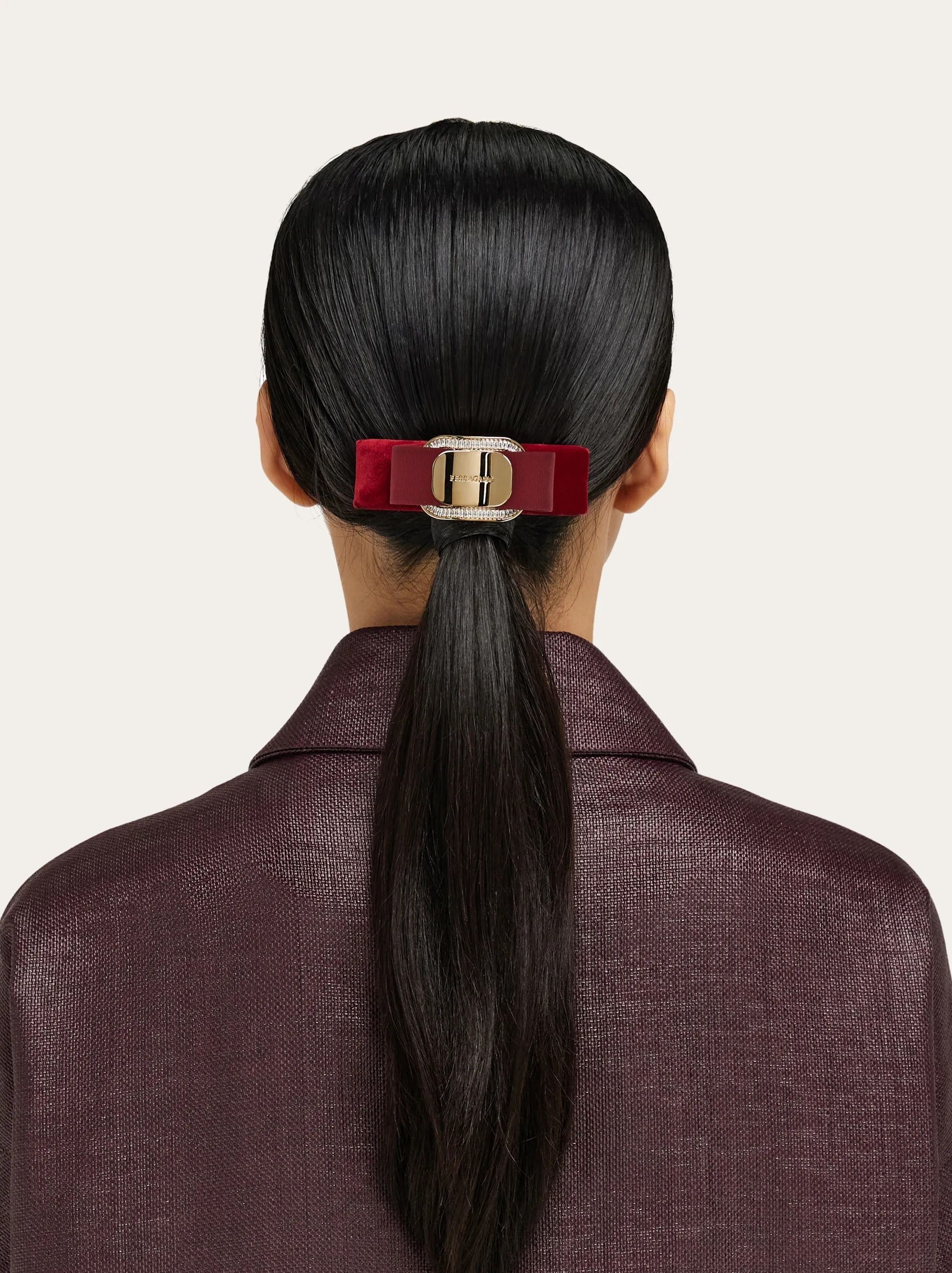 上品 すぐ届く【フェラガモ】バレッタ ゴールド 通年で使える