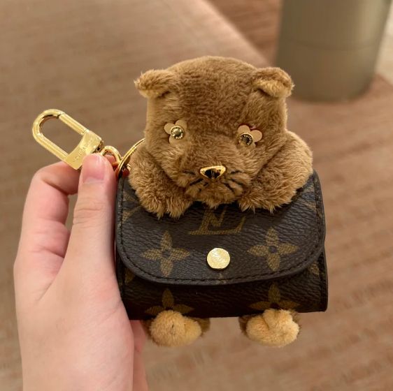子猫がポーチを抱っこ♪】ルイヴィトン バッグチャーム ケース (Louis