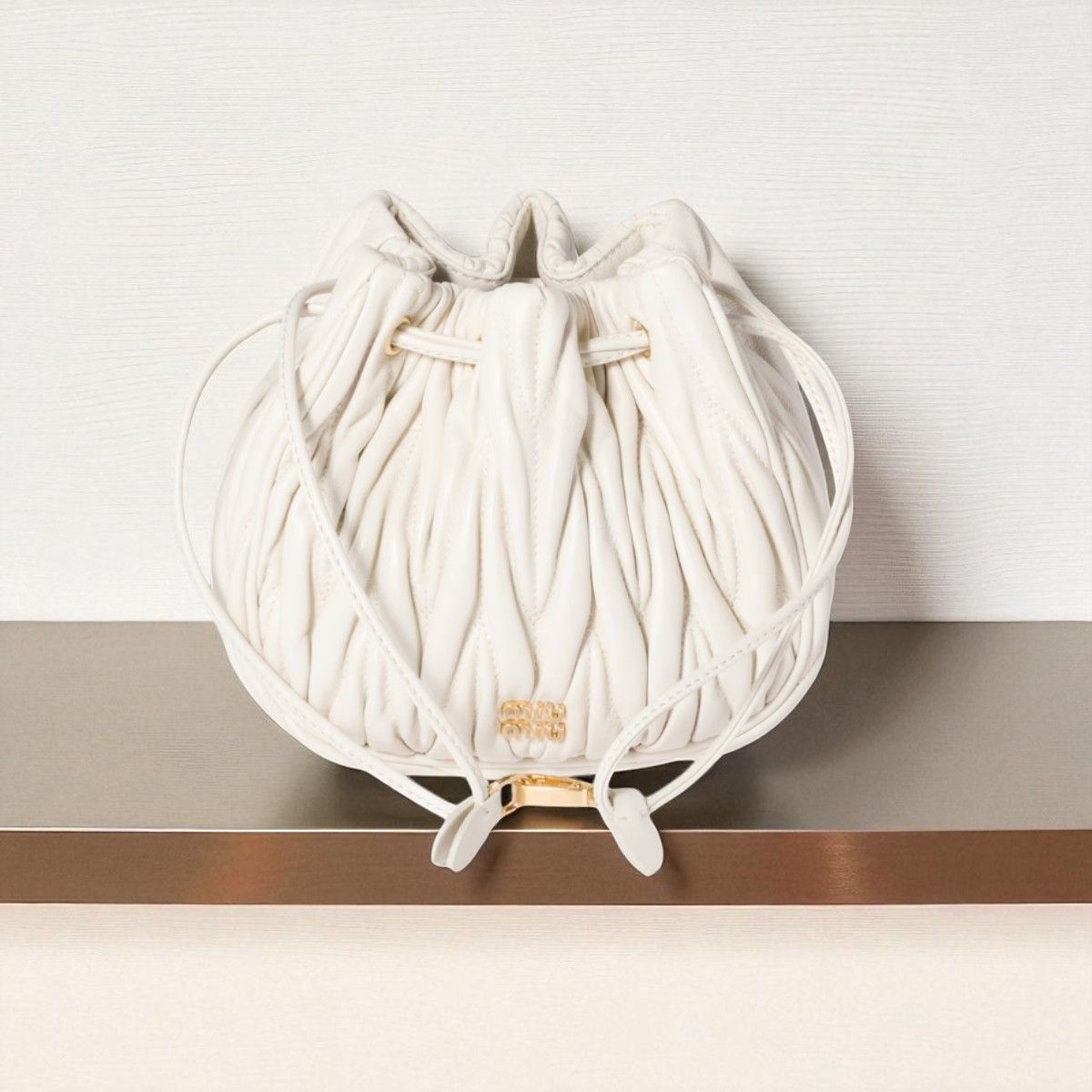 人気【MIU MIU】ミュウミュウ マテラッセ レザー ポーチ (MiuMiu