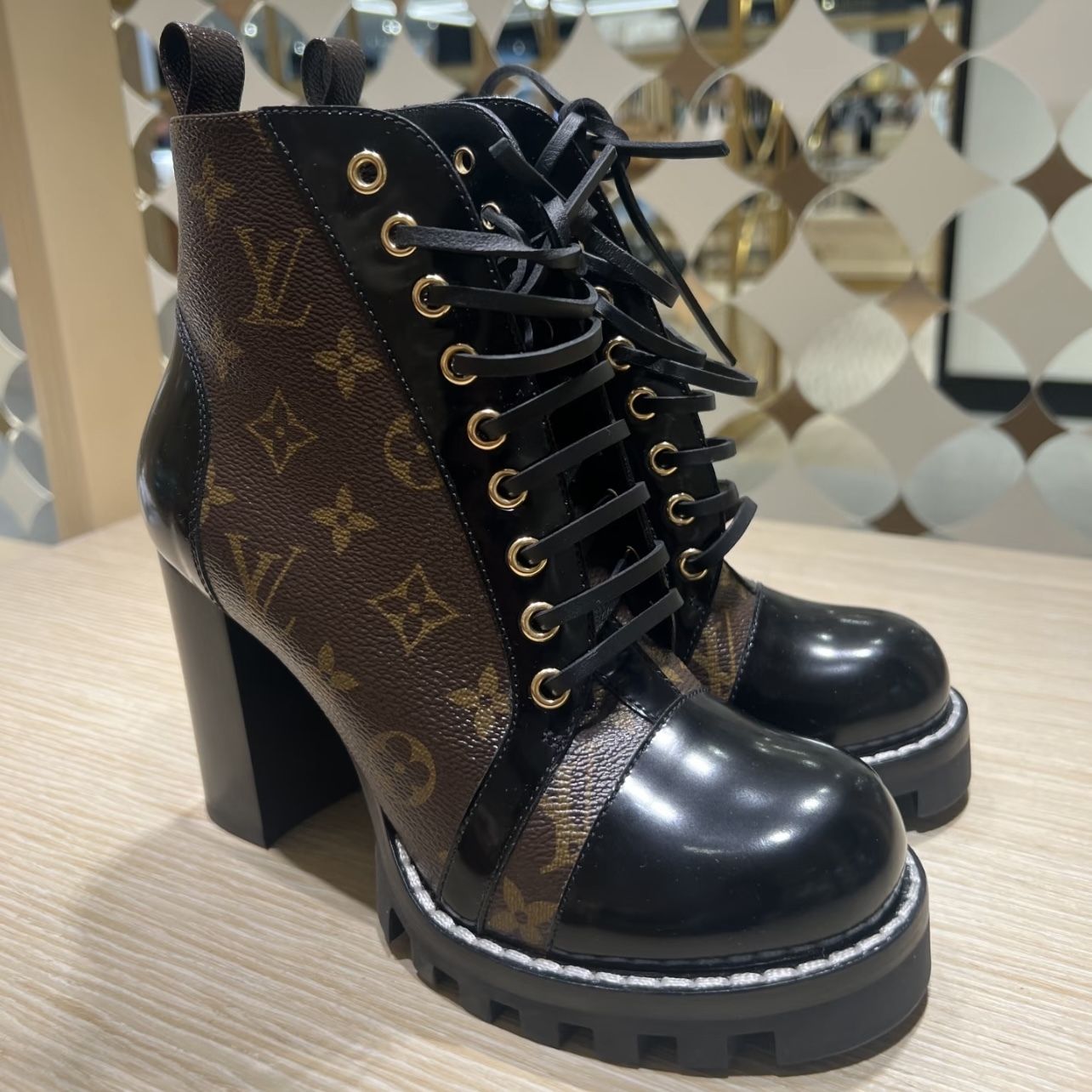 ルイヴィトン】スタートレイル アンクルブーツ レースアップ (Louis