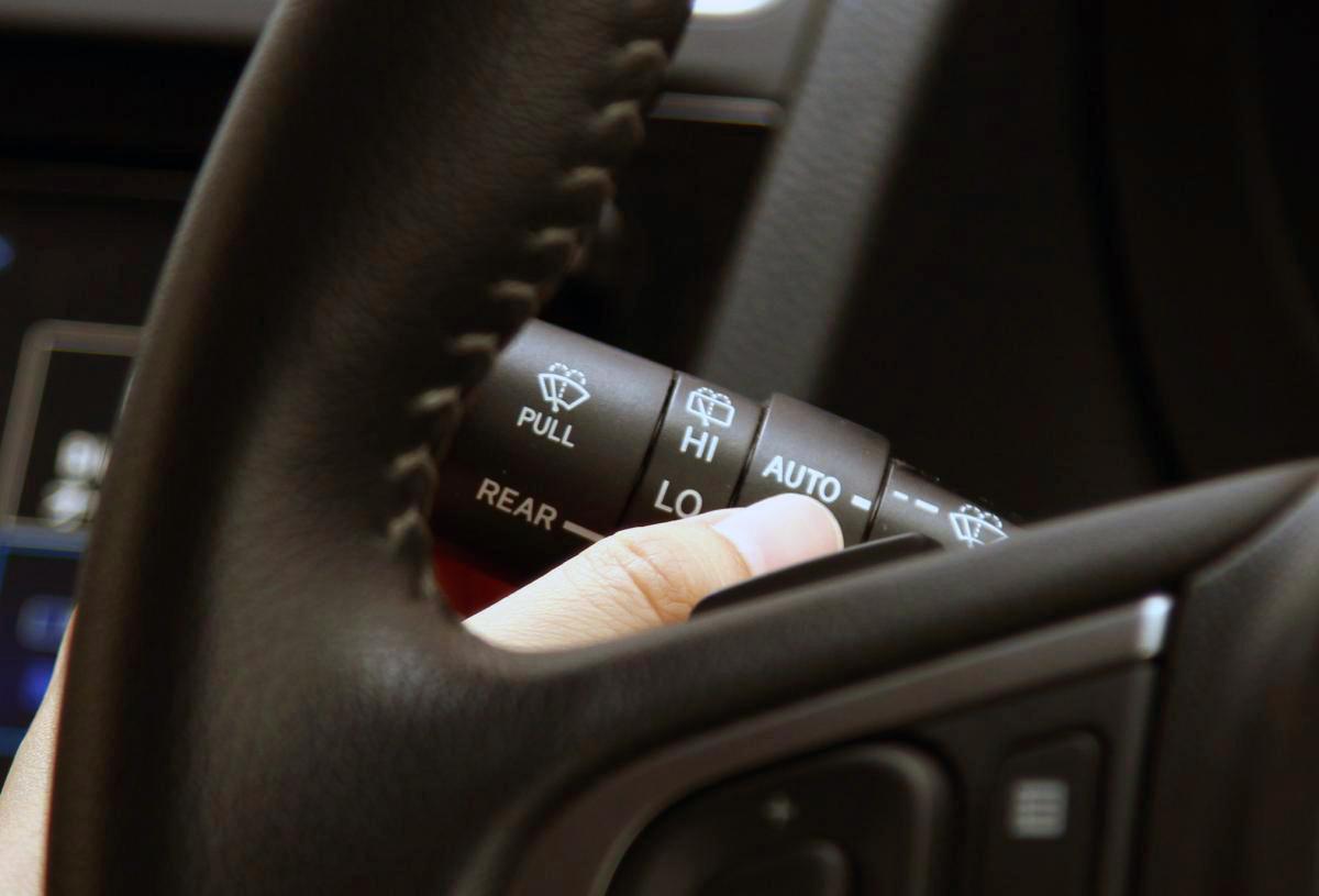 雨じゃないのに作動！ 軽い雨でも激しく動く！ 「自動ワイパー」が実際