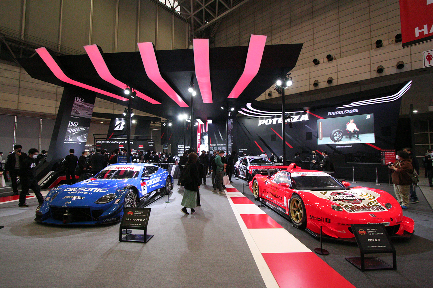 GT500クラスのチャンピオンマシン3台展示でモータースポーツ推し
