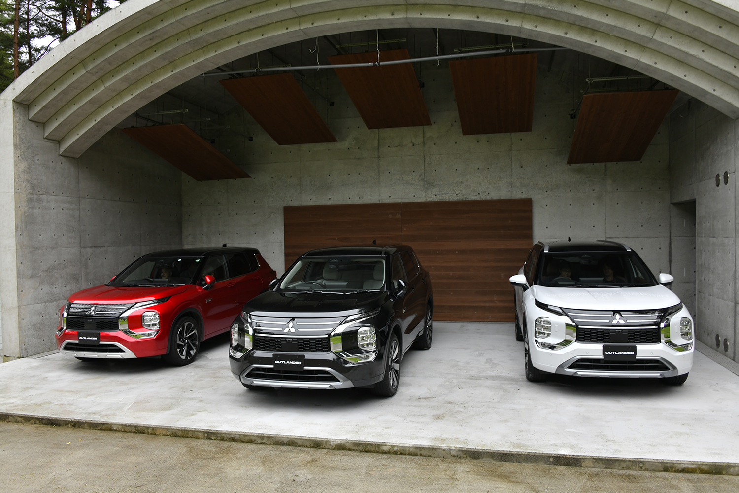 三菱アウトランダーPHEVがマイナーチェンジ！ 中谷明彦がサーキットで