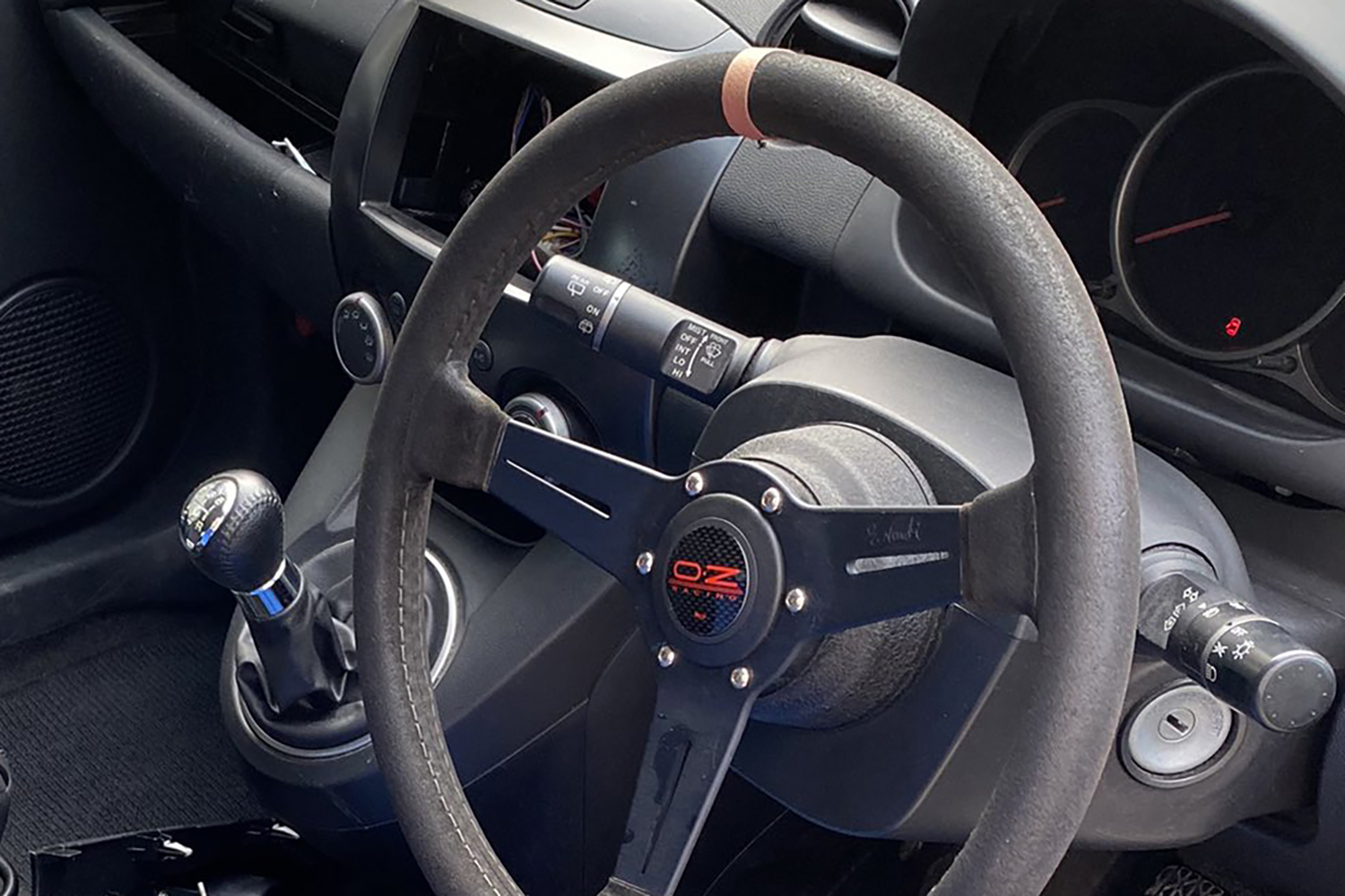 スウェードのステアリングはどうやってメンテする？ 独特なタッチが