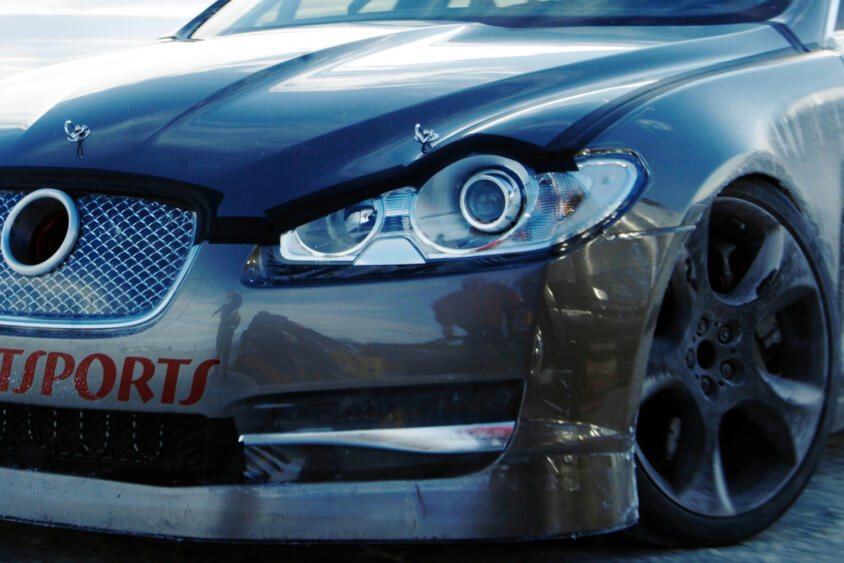 カレコが期間限定でペット用純正アクセサリーを装着したジャガーXF