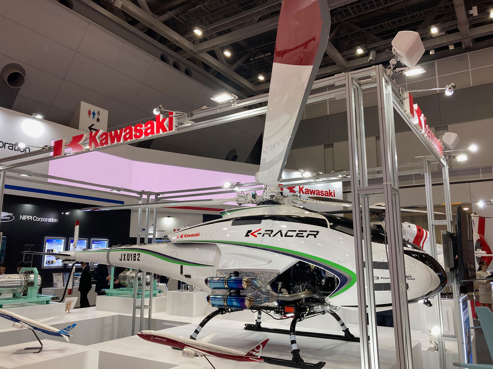 Ninja H2R」のエンジンで200kg搬送、川重が無人ヘリ初公開 | 日経