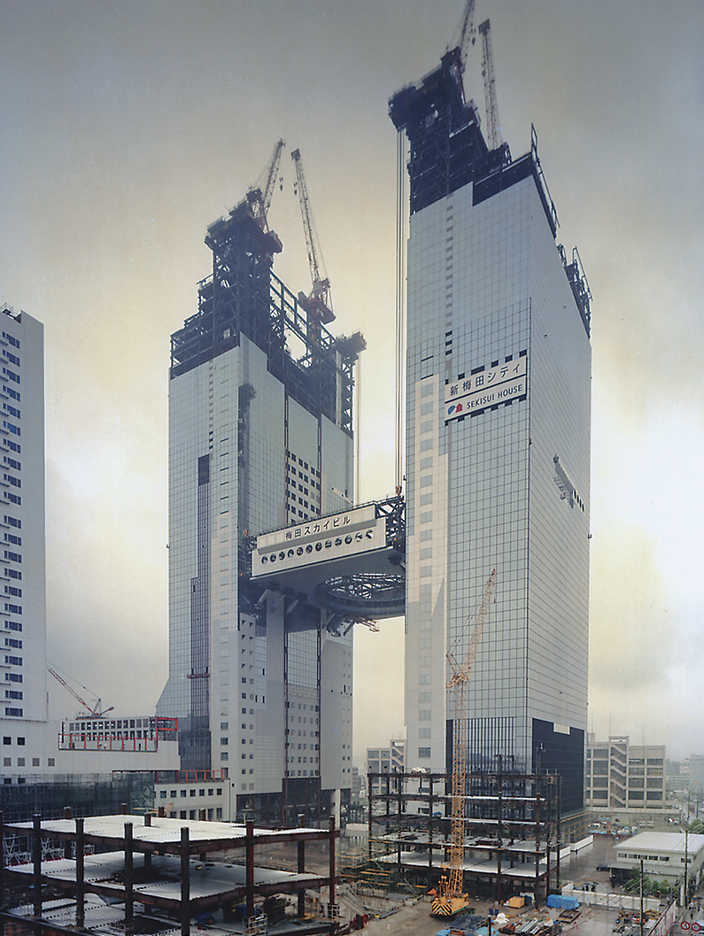 世界トップ20入りの梅田「空中庭園」、観光客が連結超高層のすごさを