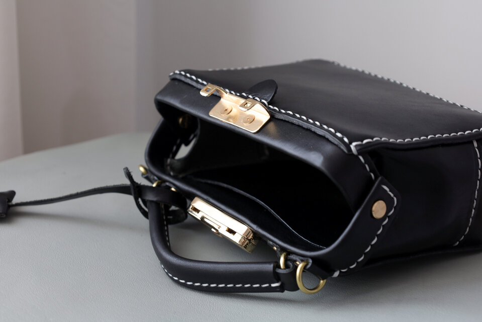 バージョンアップ がま口バッグ 本革手作りのレザーショルダーバッグ