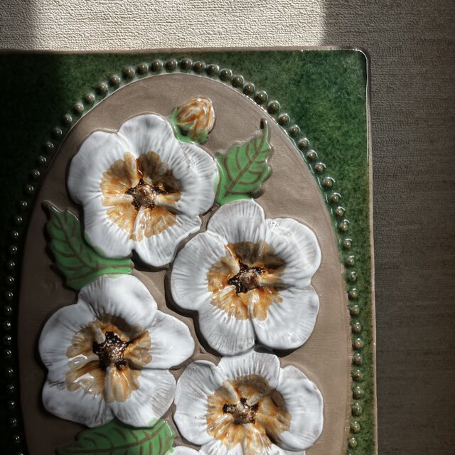 北欧＊白い花の陶板／壁飾り／ジィガントフタ／Jie Gantofta | iichi