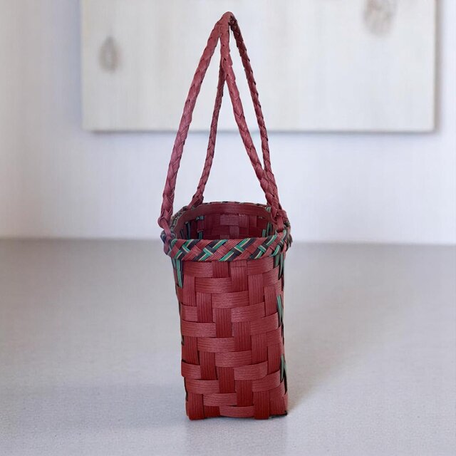 レッドとグリーンが鮮やかに映えるクラフトバンド製ショルダーバッグ