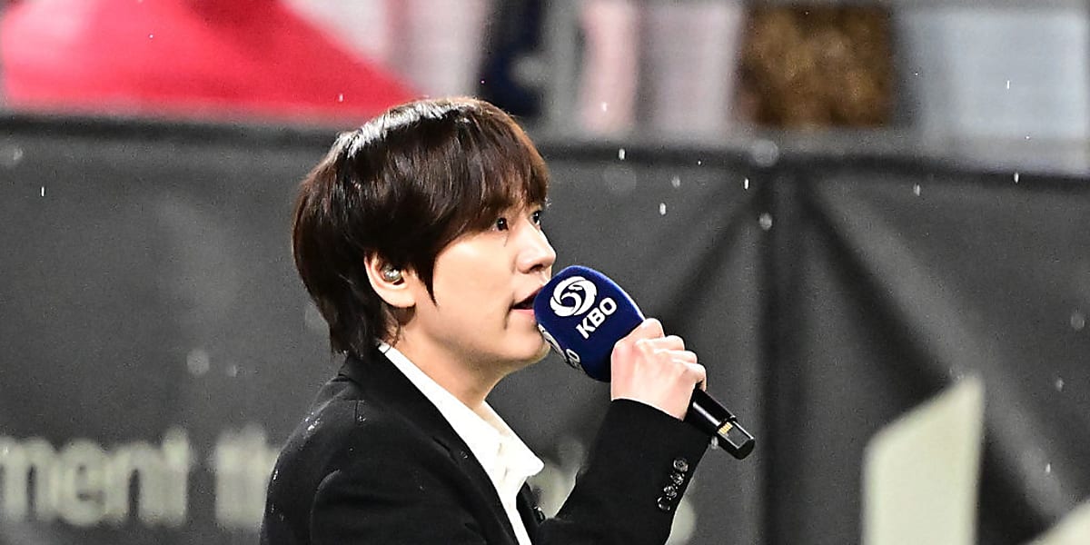 PHOTO】SUPER JUNIOR キュヒョン、韓国プロ野球で国歌斉唱…雨の中