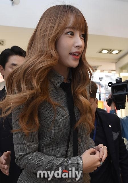 PHOTO】EXID ハニ、ファンサイン会に登場“キュートな笑顔” - Kstyle