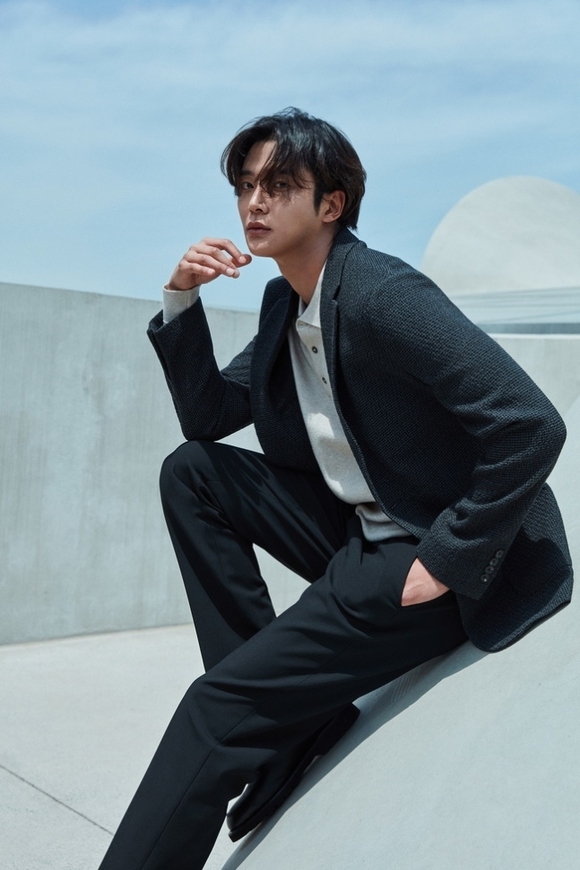 SF9 ロウン、秋の男に変身…グラビアでシックな魅力をアピール - Kstyle