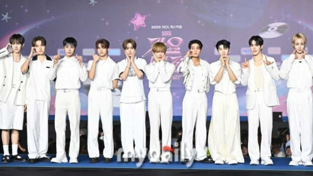 PHOTO】xikers「2025 SBS歌謡大典 Summer」ブルーカーペットに登場