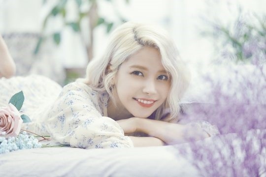 MAMAMOO ソラ、ソロアルバムの予告写真で清純美を披露 - Kstyle