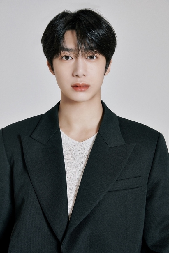 MONSTA X ヒョンウォン、今年4月から務めた「人気歌謡」のMCを卒業