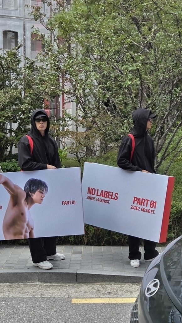 TXT ヨンジュン、ソウル街中で異例のプロモーション！初ソロアルバムの