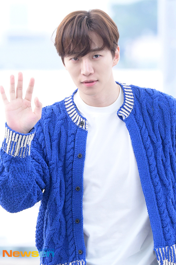 PHOTO】2PM ジュノ、ファンミーティングのため台湾へ出国…爽やかな