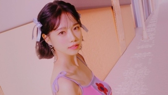 IZ*ONE出身チョ・ユリ、新曲「GLASSY」MV公開…キャッチーなメロディと