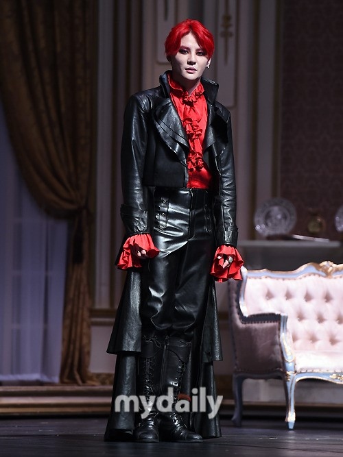 JYJ ジュンス「ドラキュラ」キャラクター秘話を語る“初めは黒髪に