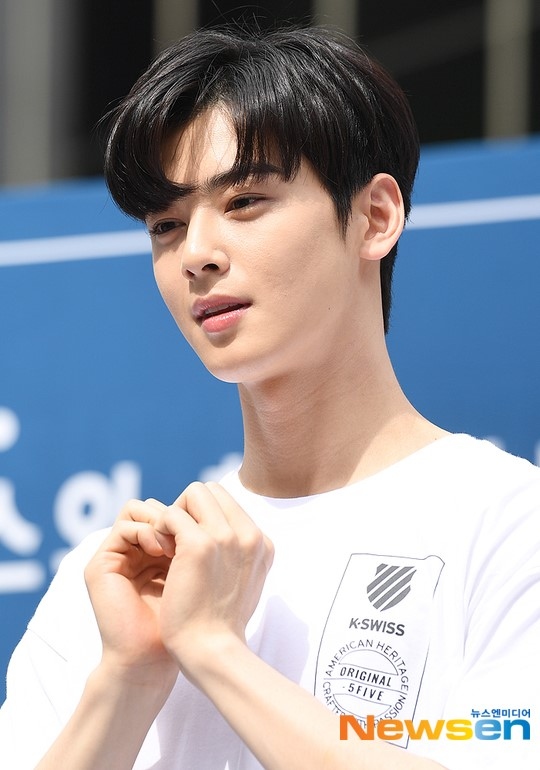 PHOTO】ASTRO チャウヌ、スポーツブランドのファンサイン会に出席…抜群