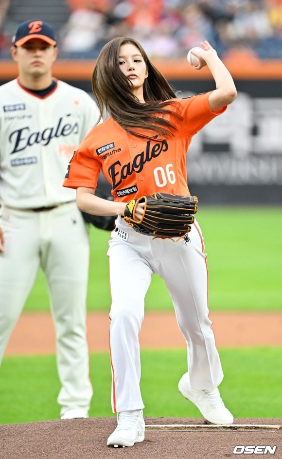 PHOTO】NMIXX ソリュン、始球式に登場…愛らしい笑顔 - Kstyle